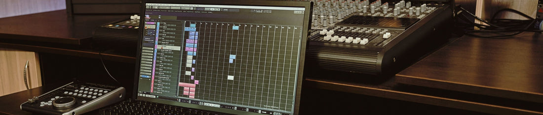 Kayıt stüdyosu ekipmanları. Midi synthesizer, ekran klavyesi ve hoparlör ile