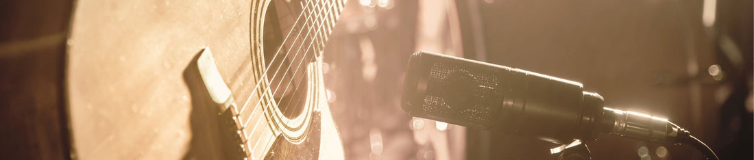 yakın çekim sahnede gitar ve gitara tutulan mikrofon