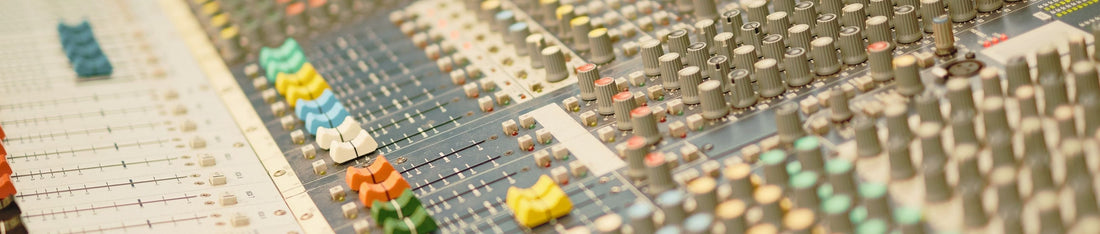 yakından büyük bir ses mikseri, fader düğmeleri renkli