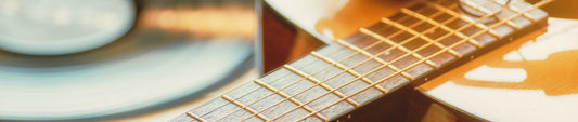 müzik terimleri sözlüğü için blog görseli, yakın çekim gitar telleri