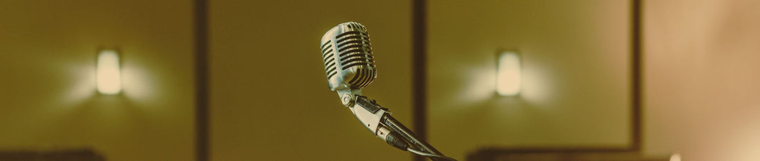 loş ışıkta sahnede tek mikrofon