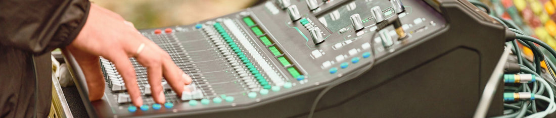 Ses mühendisi, canlı konserde ses mikseri üzerinde çalışırken, sahne ses mikseri, ses mikseri kaydırma düğmesi