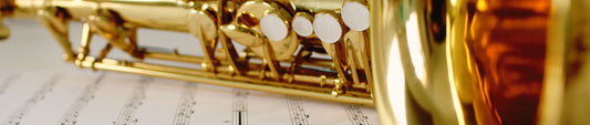 saksafon müzik enstrümanı müzik defteri üzerinde
