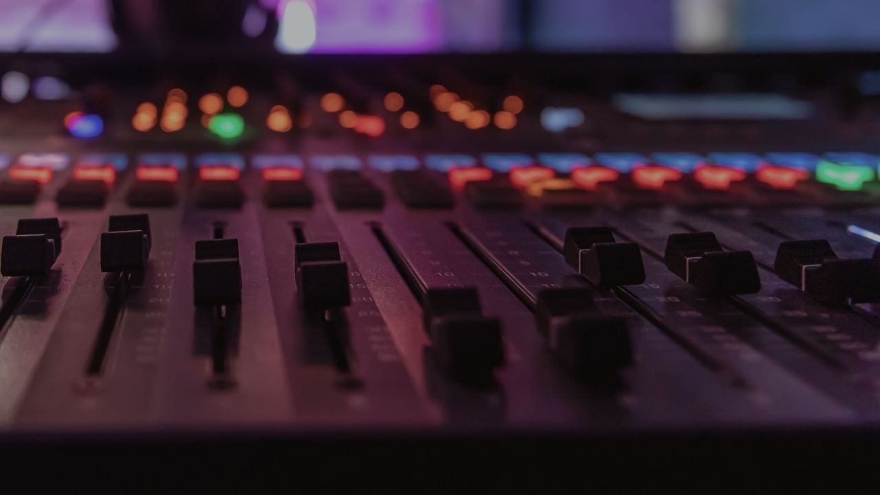 mastering kurs gorseli, miks konsolu fader butonları yakın çekim