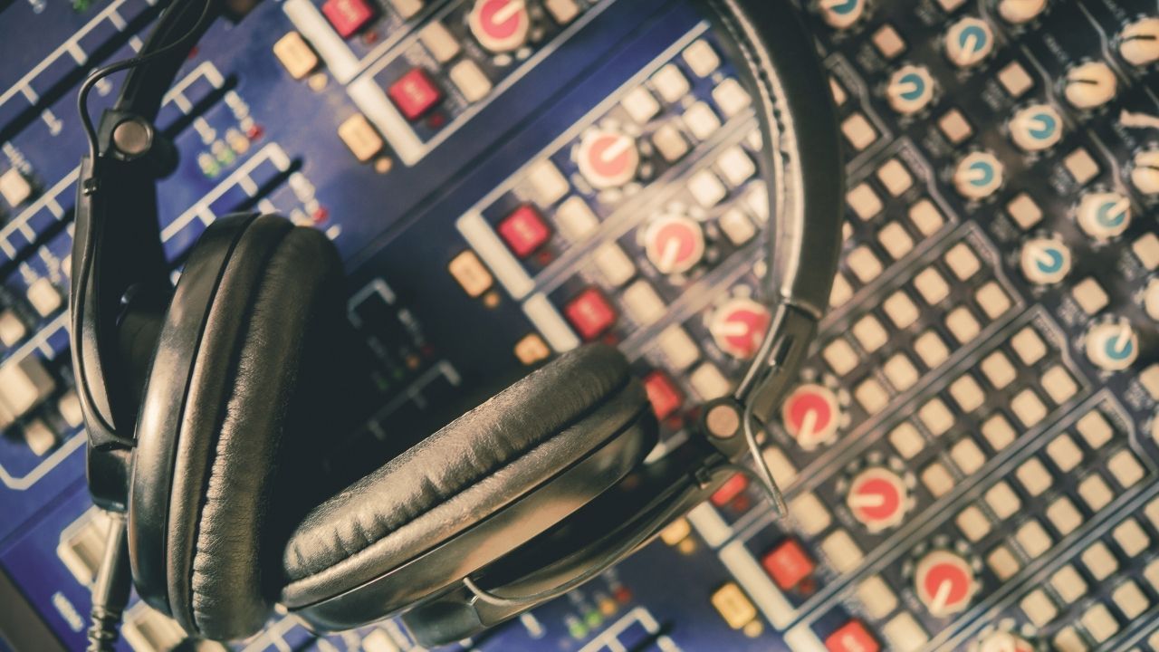 mastering kursu mikser üzerinde kulaklık görseli