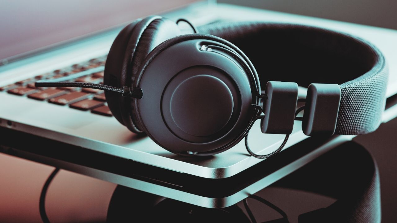 laptop üzerinde müzik için profesyonel kulaklık