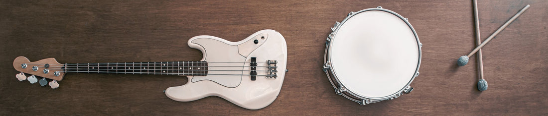 Akustik Nedir? Ses ve Müzikte Akustiğin Tanımı, Önemi ve Uygulamaları - gitar ve davul fotoğrafı