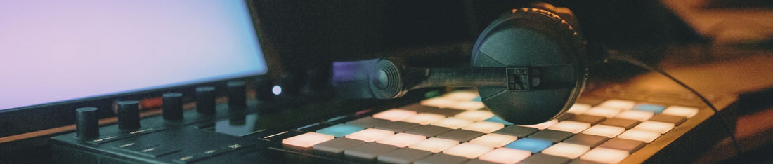 apple garageband ve logic pro daw yazılımları, pad ve kulaklık görseli