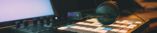 apple garageband ve logic pro daw yazılımları, pad ve kulaklık görseli