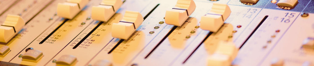 Profesyonel müzik miksaj masasının yakın çekim detayı