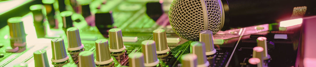 ses masası faderlar ve mikrofon yakın çekim