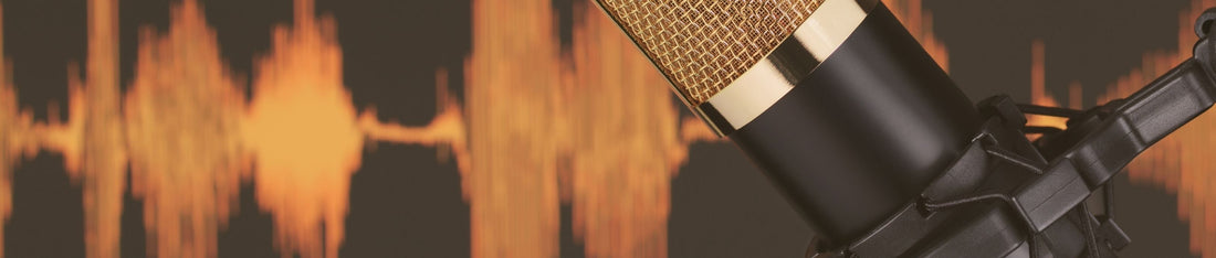 Dalga formu üzerinde altın renkli kondansatör mikrofon. audio