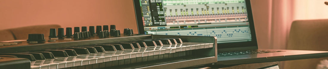 piyano ve yanında ses düzenlemesi yapılan bilgisayar