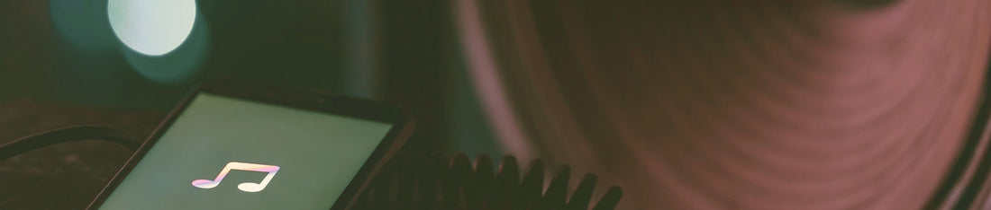 hoparlör yakın çekim ve telefon ekranı görüntüsü