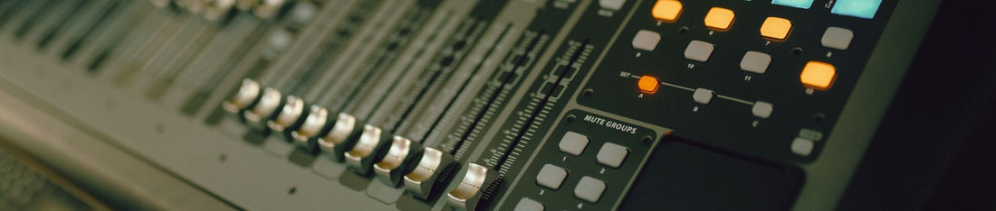 Müzik mağazasında siyah dijital klavye, kimse yok