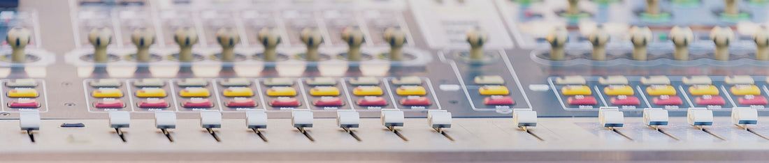 eski görünümlü ses mikseri