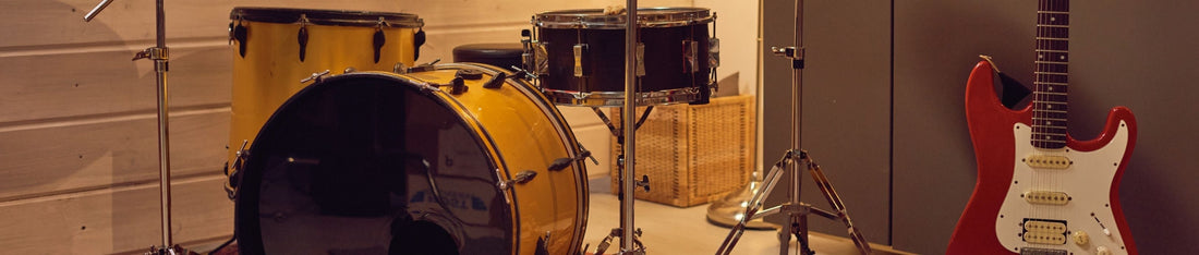 ev stüdyosu davul ve gitar ekipmanları
