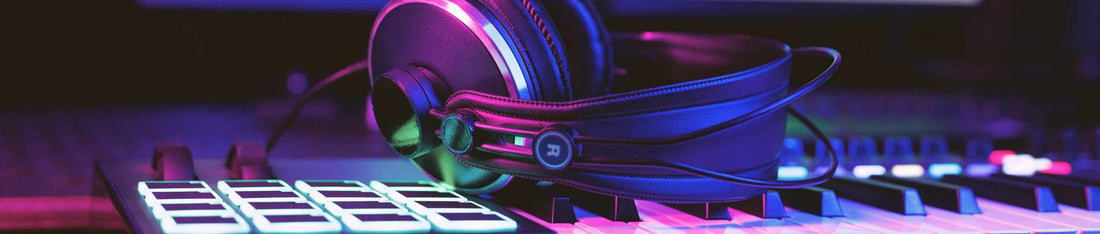 midi klavye üzerinde stüdyo kulaklığı