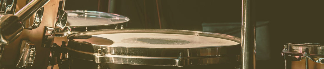 sahnedeki davul seti yakın çekim