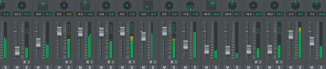 logic pro müzik prodüksiyonu mikser ekran görüntüsü
