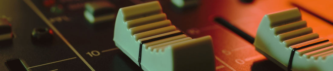 aşırı yakın çekimde iki adet ses fader, ses mikseri