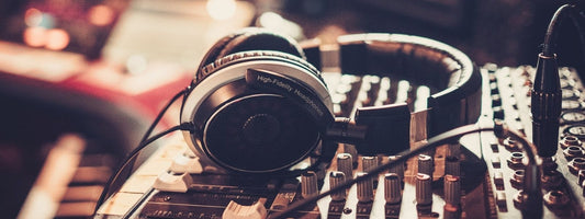 Mastering nedir? Nasıl Mastering Mühendisi Olunur? kulaklık ve mühendisin ekipmanları mix akademisi blog post