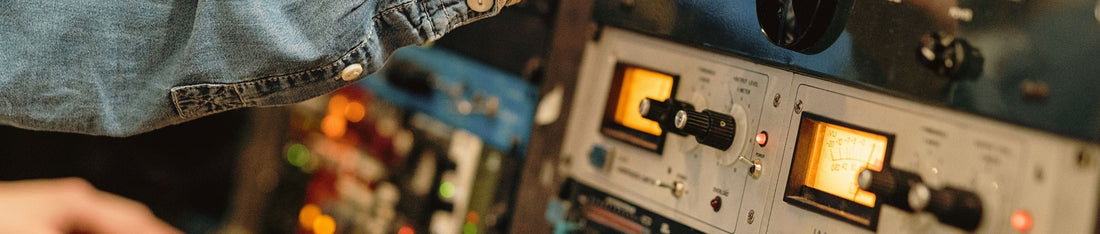 mastering için araçlarla çalışan mühendis