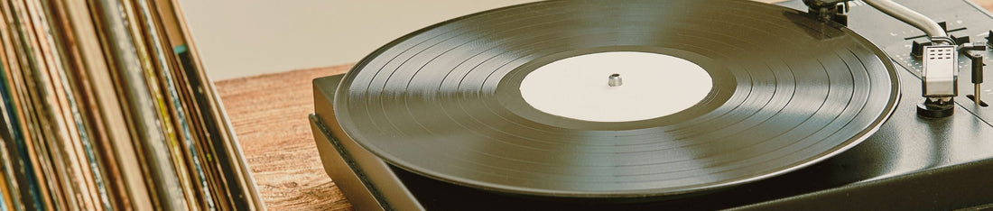 plaklar ve yanında plak çalar