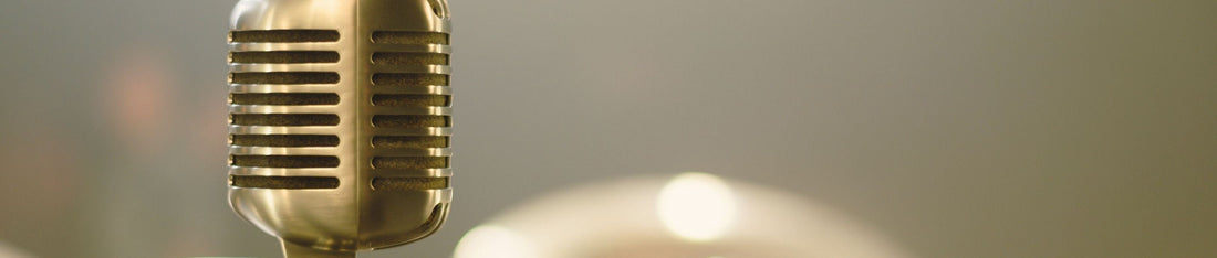 yakın çekim vintage mikrofon sahnede