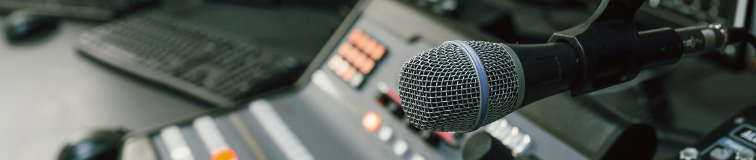 Profesyonel ses ekipmanları ile radyo miksaj masasının yakından görünümü