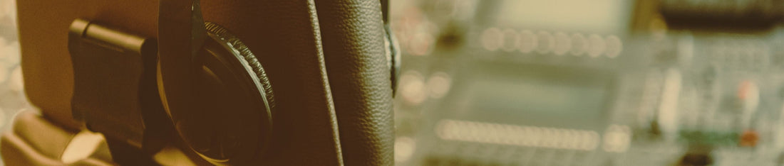 ses kayıt stüdyosunda koltuğa asılı kulaklıklar