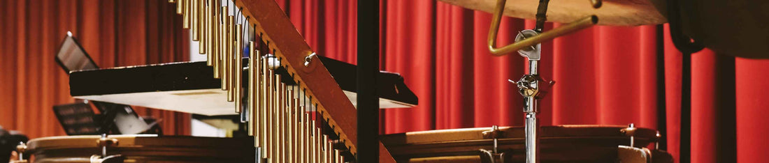 canlı performans sahnesinde müzik ekipmanları
