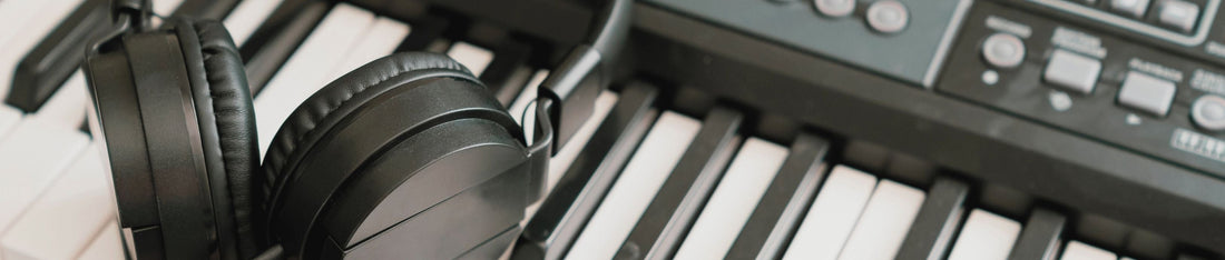 profesyonel bir kulaklık klavyenin üzerinde