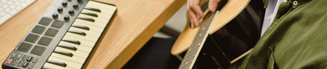 Çoklu Enstrüman Sanatçısı Ev Stüdyosunda Müzik Yaratıyor