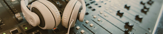 kayıt stüdyosunda grafik ekolayzır üzerindeki kulaklıkların yakın plan çekimi