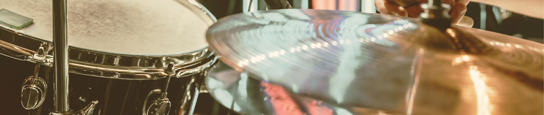 davul seti sahnede yakın çekim