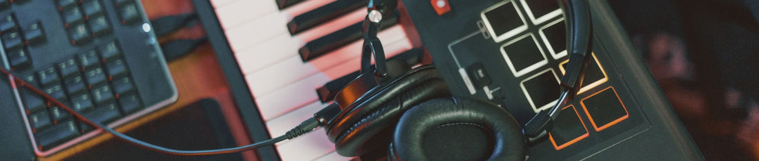 yakın çekim dijital müzik üretimi için hoparlör ve midi klavye