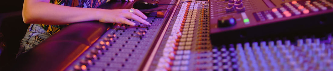 müzik prodüktörü ses mühendisi mikser ile çalışırken 