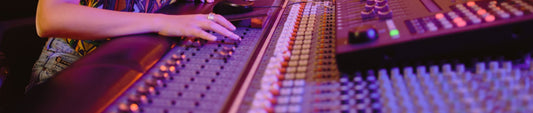 müzik prodüktörü ses mühendisi mikser ile çalışırken 