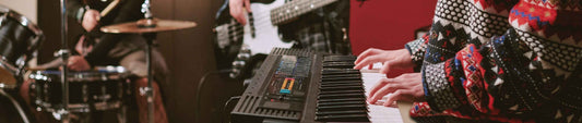 synth çalan bir müzisyen ve arkasında davul