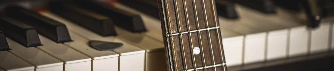 gam scale yakın çekim piyano ve gitarda gösterim