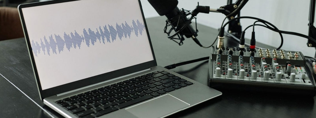 Ses mühendisi nedir ve nasıl ses mühendisi olunur? Bir bilgisayar üzerinden kayıt dosyası görüntüsü ve ses kartı mix akademisi blog