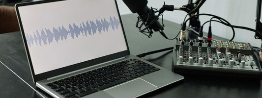 Ses mühendisi nedir ve nasıl ses mühendisi olunur? Bir bilgisayar üzerinden kayıt dosyası görüntüsü ve ses kartı mix akademisi blog