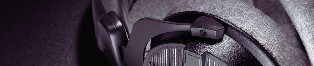 profesyonel stüdyo kulaklığı yakın çekim siyah beyaz