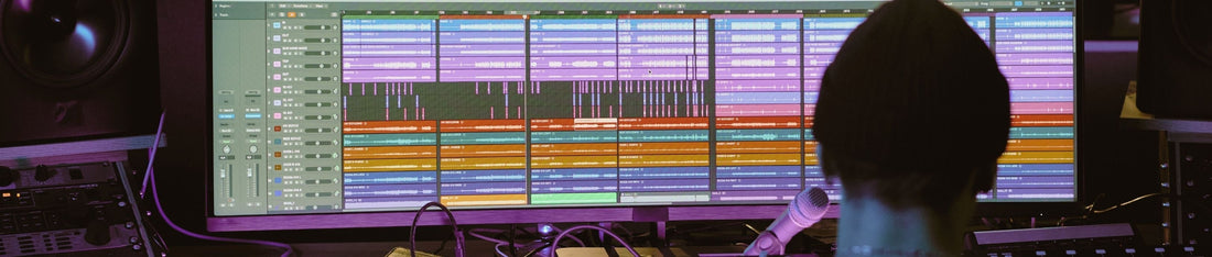 mastering mühendisi bilgisayar üzerinde çalışıyor