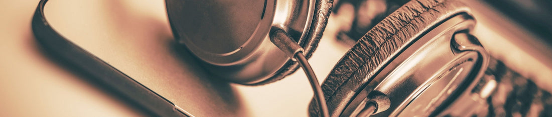 profesyonellerin kullandığı hoparlör yakın çekim laptop üzerinde