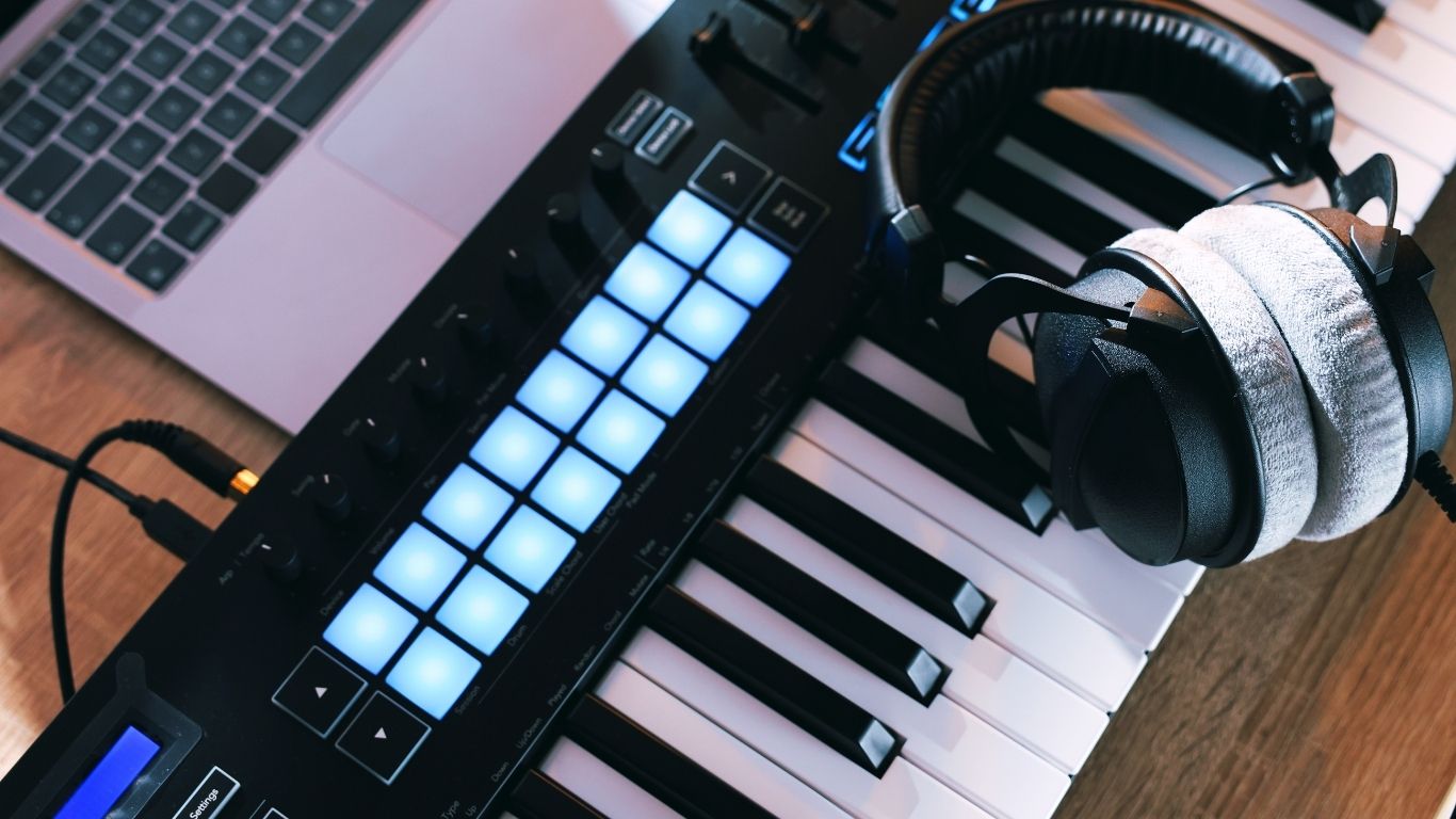 midi klavye stüdyo kulaklığı ve laptop