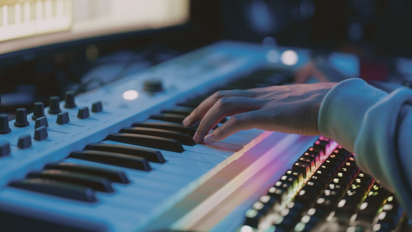 logic pro ile müzik prodüksiyonu midi klavye ile müzik üreten bir müzisyen