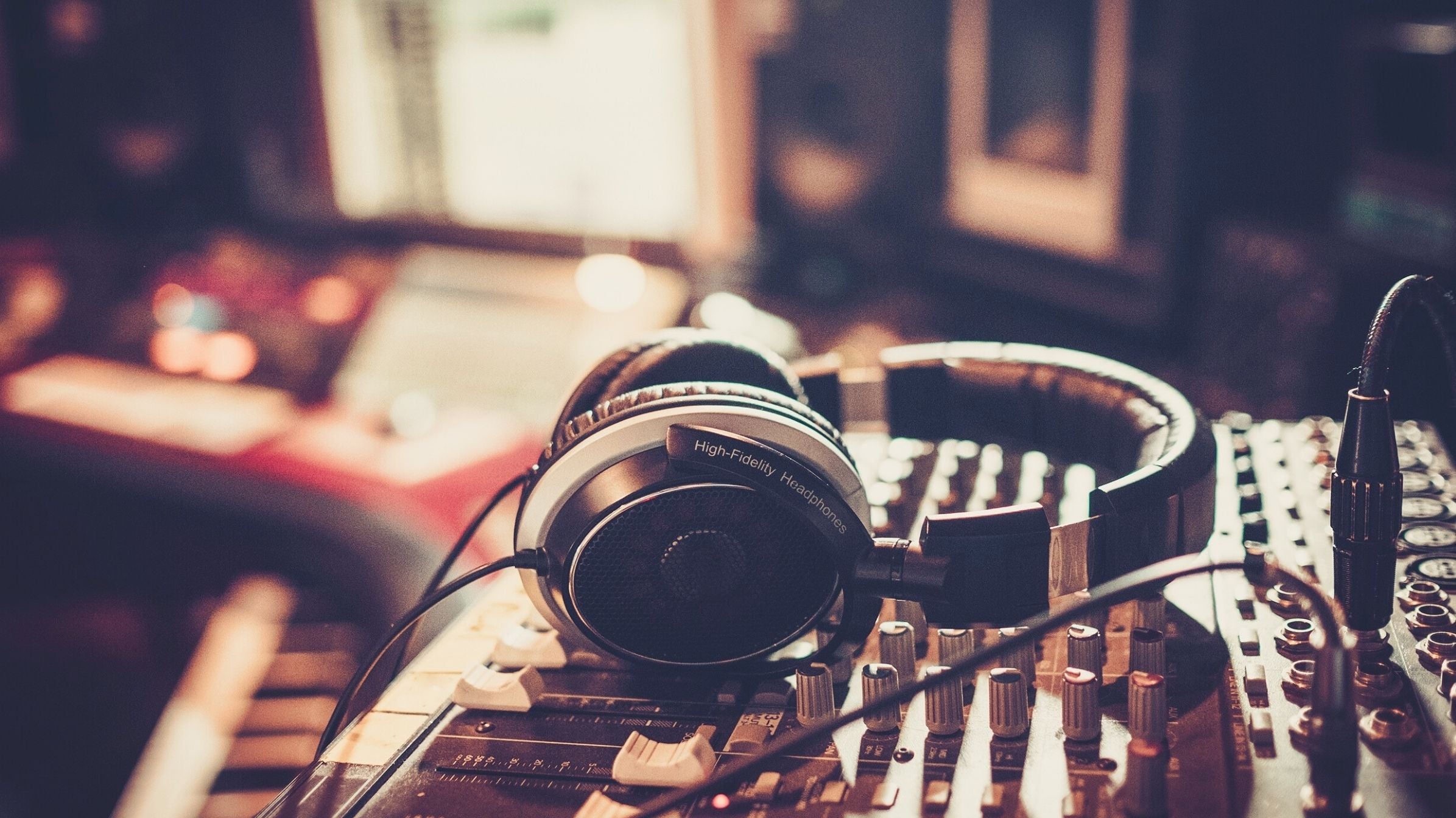 Mastering Nedir? Nasıl Mastering Mühendisi Olunur? miks masasında kulaklık görüntüsü