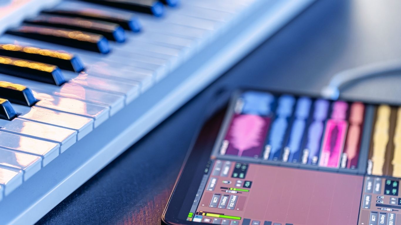mix mastering prodüksiyon kursu yakın çekim ipad ve midi klavye